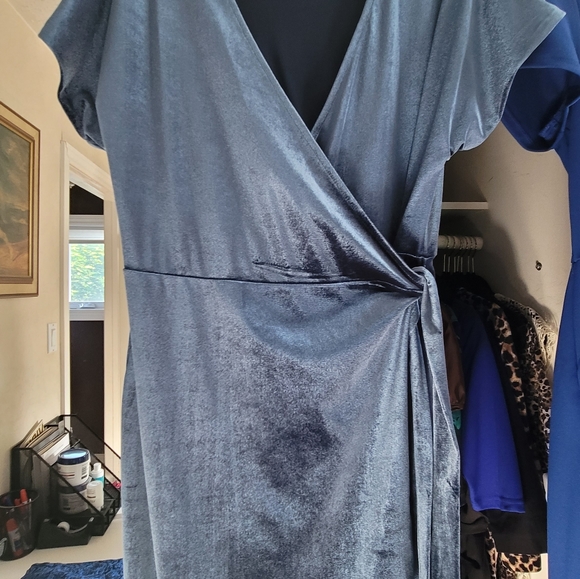 Dawn's Dresses - Picture 6 of 16